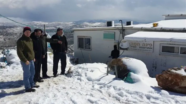בתמונה: מסיקה ודגן עם מטיילים מנתניה