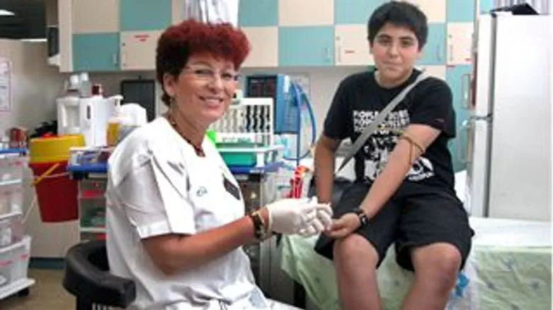 הילד נועם דאי עם אחות בביה"ח