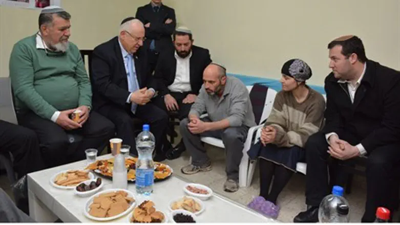 Реувен Ривлин в доме семьи Битон