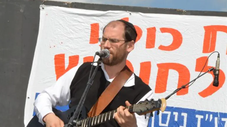 מסייע רבות. הבעל אהרון רזאל