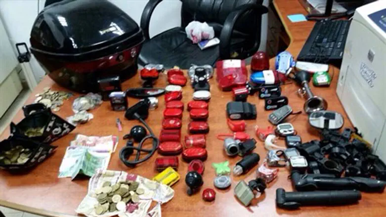 הכסף שנגנב. 