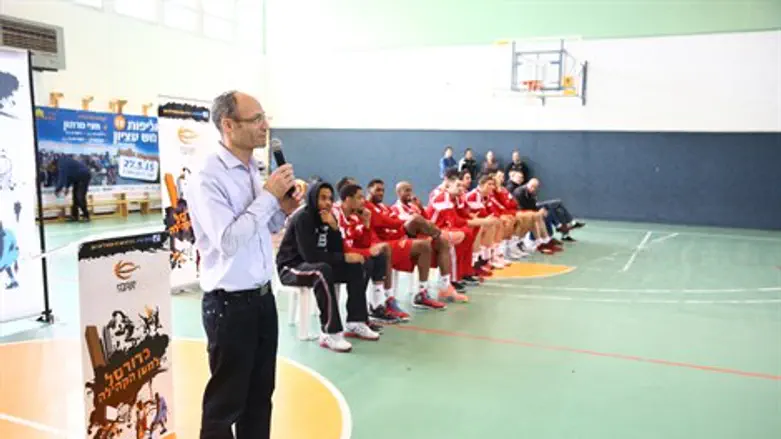 דוידי פרל יחד עם שחקני ירושלים