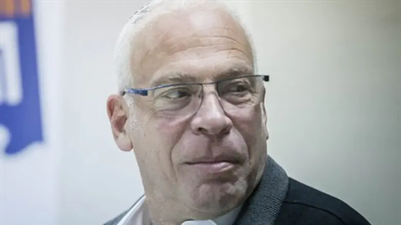 קורא למבקר לבדוק גם אותו. השר אריאל
