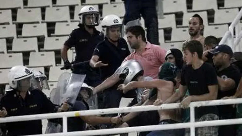 אוהדי פאנתינייקוס בהתנהגות אופיינית