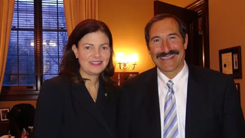 Сенатор Келли Айотт и д-р Джо Фраже