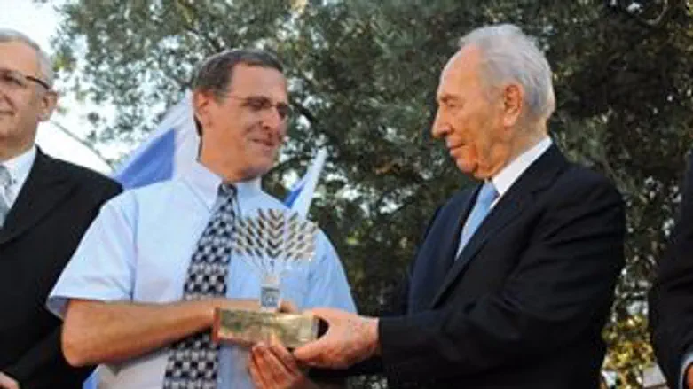 הנשיא מעניק האות לד"ר גולד