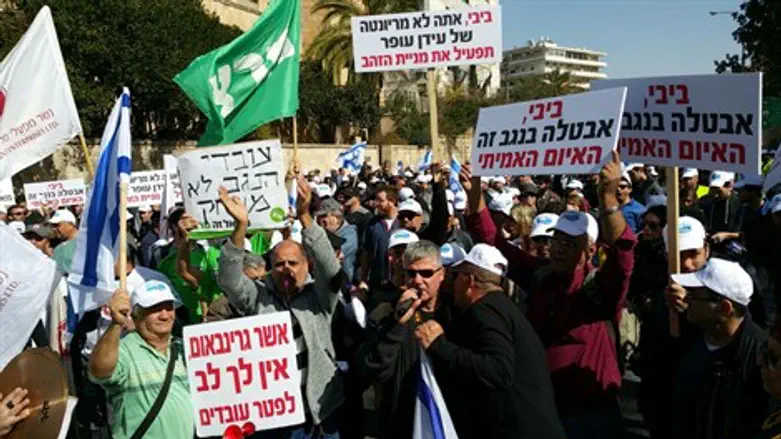 עובדי כי"ל מפגינים מול בית רה"מ