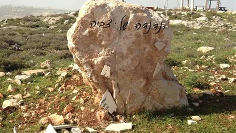 האנדרטה שהושחתה