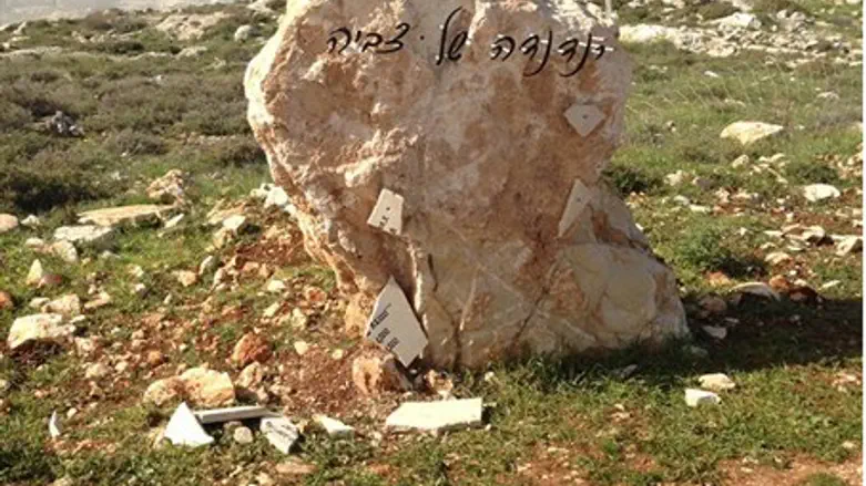 Разрушенный памятник «Качели Цвии»