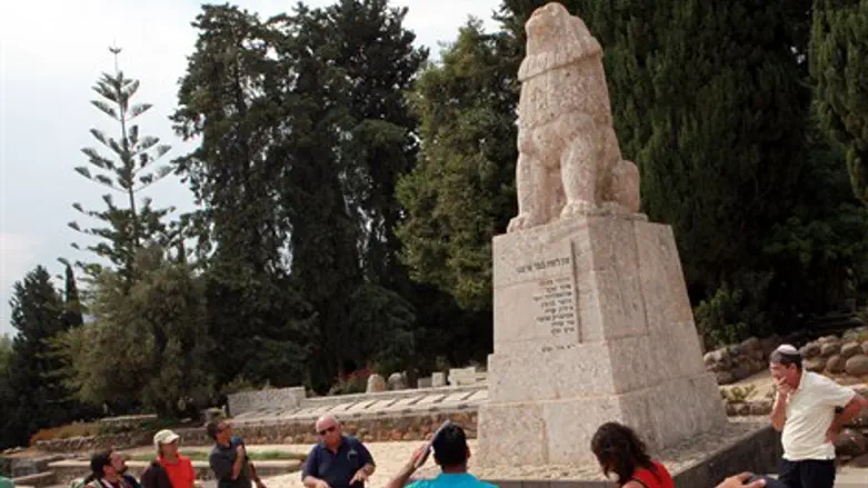 זוכרים ומכבדים. אנדרטת האריה השואג