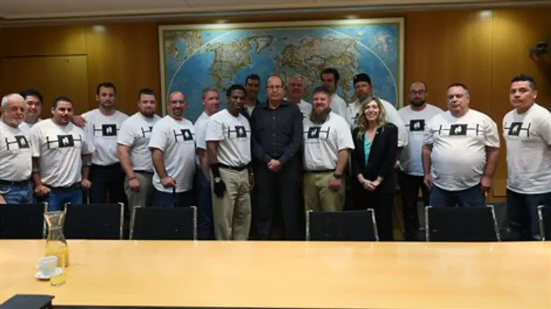 משה יעלון עם חחילי ארה"ב שנפצעו במלחמות