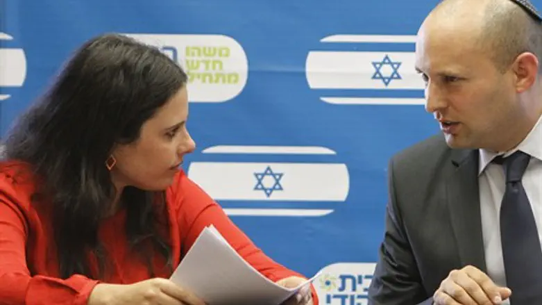 מזהירה. שקד