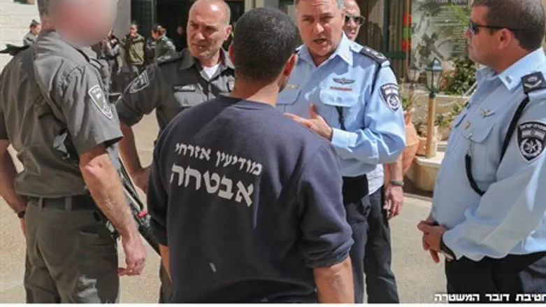 רס"מ י' והמאבטח.