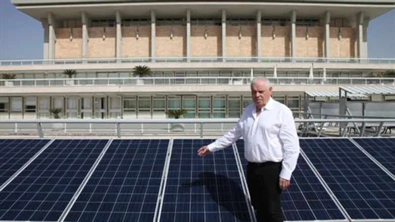 מנכ''ל הכנסת ליד הפאנלים הסולאריים החדשים