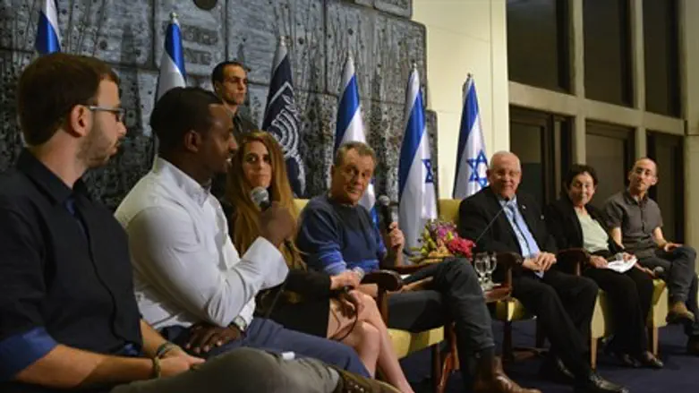 Rivlin (center) at pro-voting conference