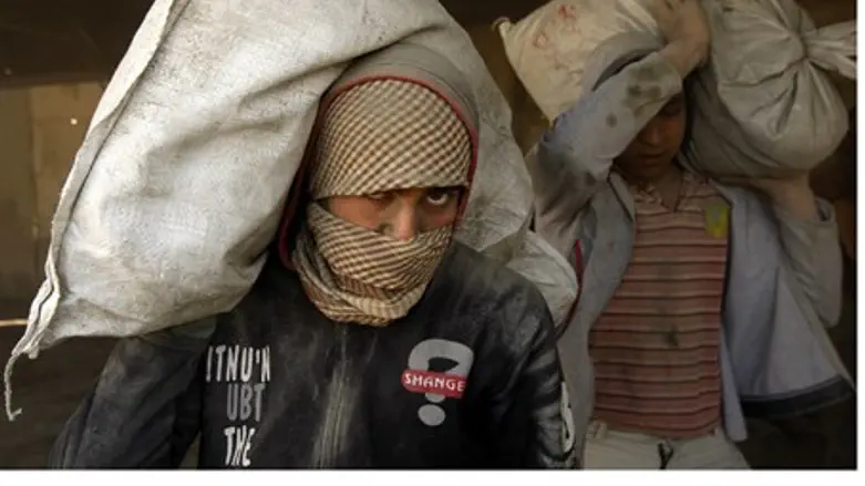 Gazan Arabs smuggle cement (file)