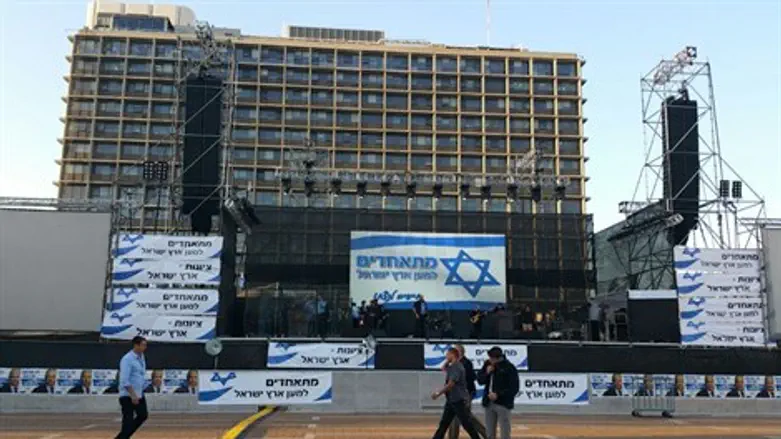 הכנות לעצרת בכיכר רבין