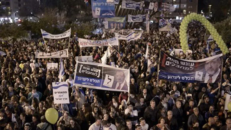 המונים בלי אמנים. ההפגנה בכיכר