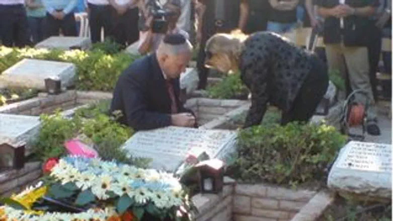 ראש הממשלה ליד קברו של אחיו