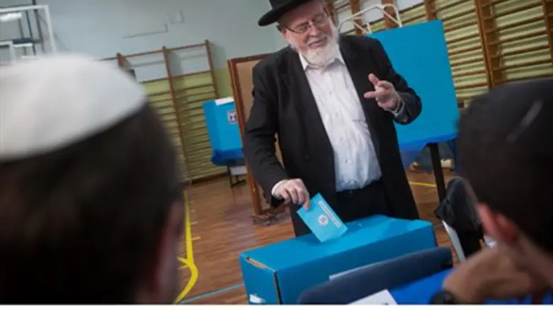 Haredi man votes in 2015 elections