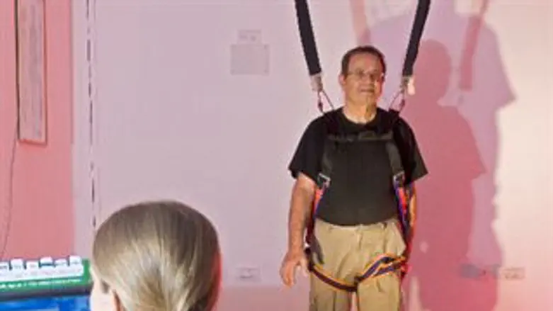 המכשיר המתקיל קשיש במעידה או פציעה מדומה.