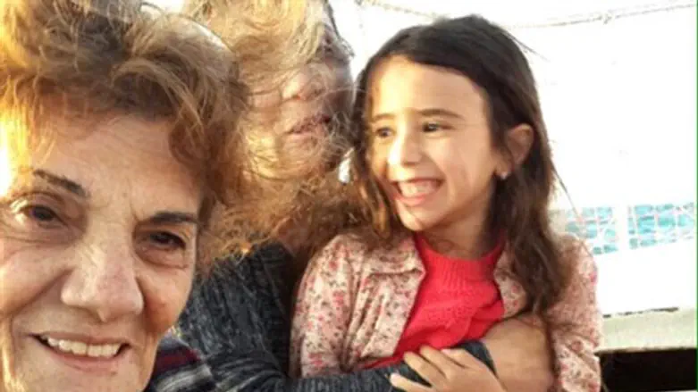 לירן יפרח וסבתא משמאל