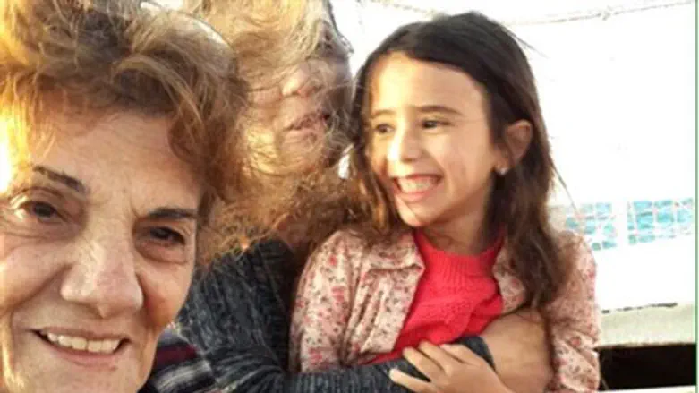 Лиран Ифрах и ее бабушка (слева)