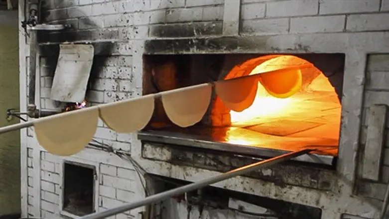 אפיית מצות יד