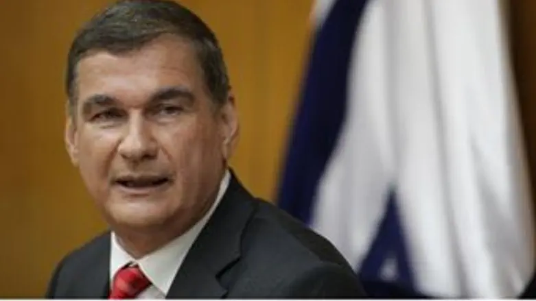 התפטר. רמון