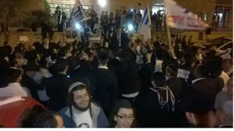 Support rally in front of Eli Yishai's house