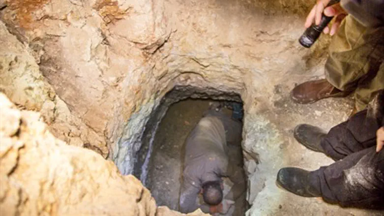 החשוד בעת שנתפס. 