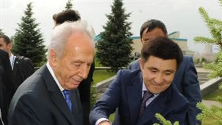 פרס והנשיא הקזחי נוטעים עץ