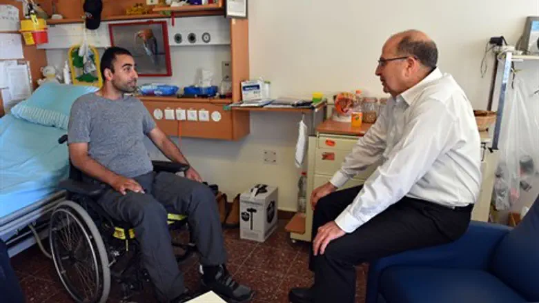 יעלון בביקור הפצועים