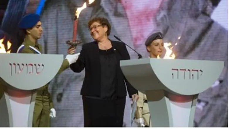 Miriam Peretz lighting a beacon (file)