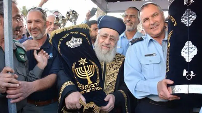 הכנסת ספרי התורה