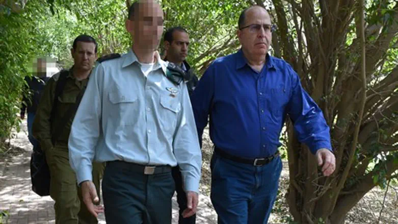 השר יעלון לצד מפקד 504