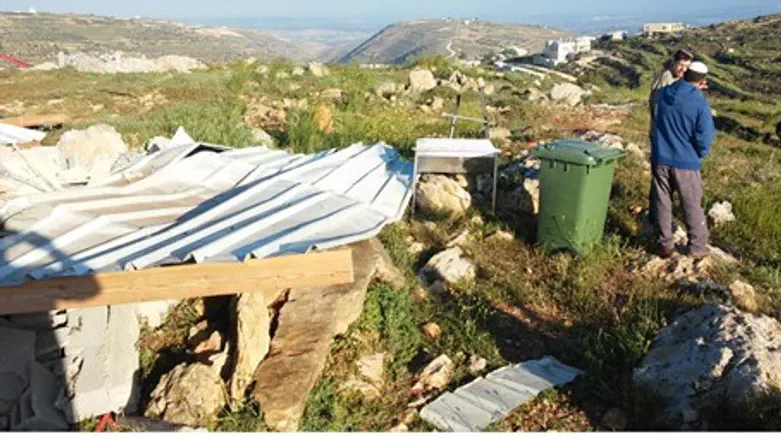 Снесенный поселенческий форпост. Иллюстрация