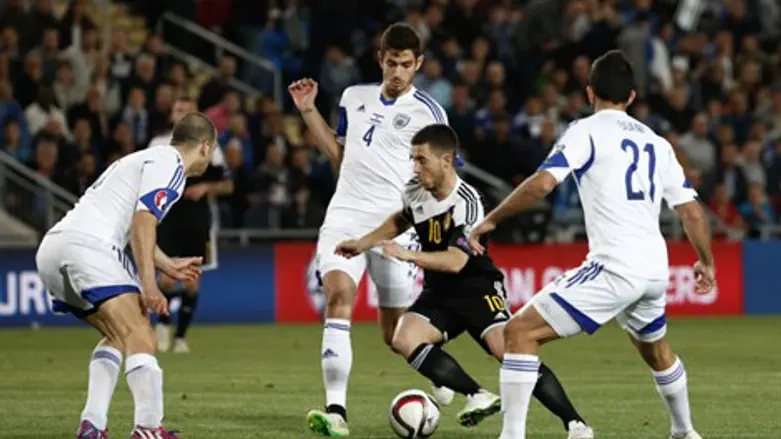 נלחמו. שחקני ישראל מול אדן הזאר. הערב