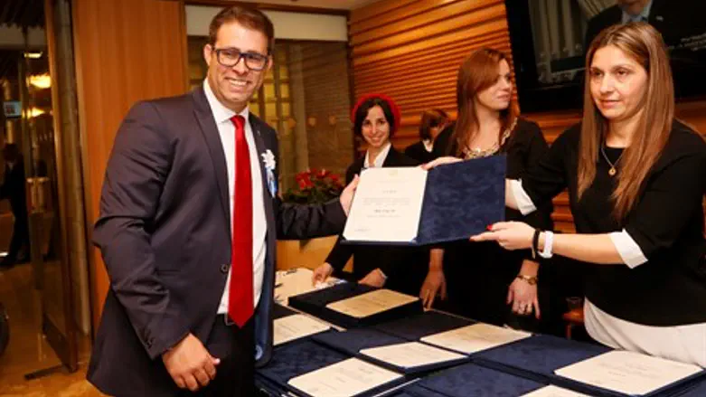 חזן מגיע לכנסת, אתמול