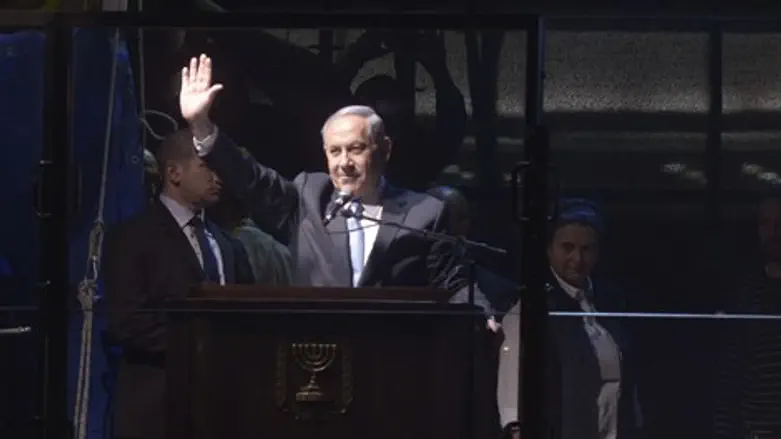 נתניהו בכיכר רבין, לפני הבחירות. ברקע: דניאלה וייס