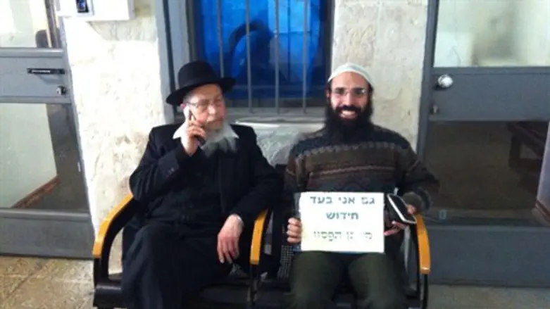 הרב אריאל ומשה חכים בתחנת המשטרה