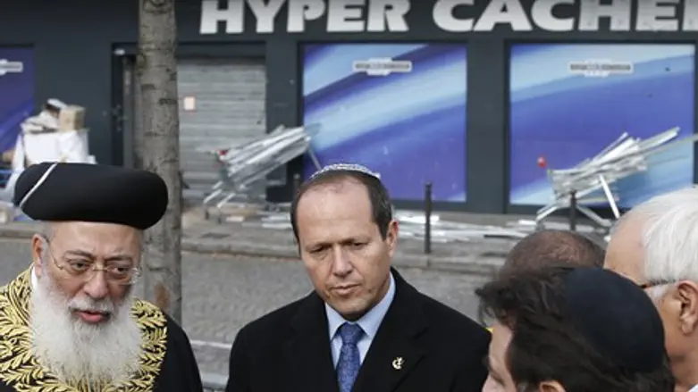 ניר ברקת והרב עמאר מחוץ ל"היפר כשר"