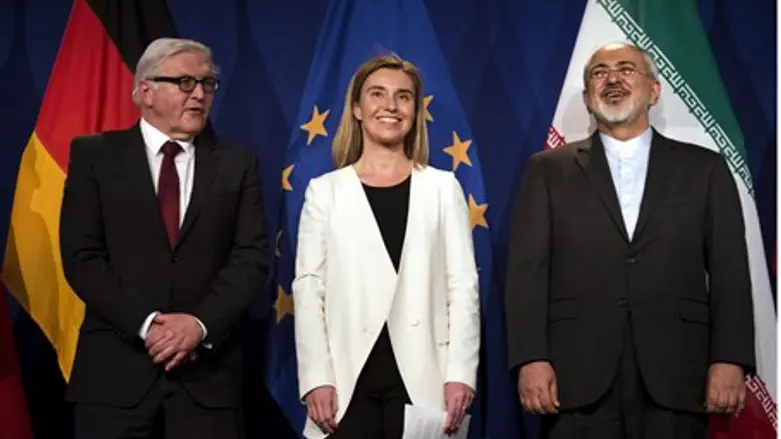 Iranian FM Javad Zarif (R) at press conference announcing nuclear deal 