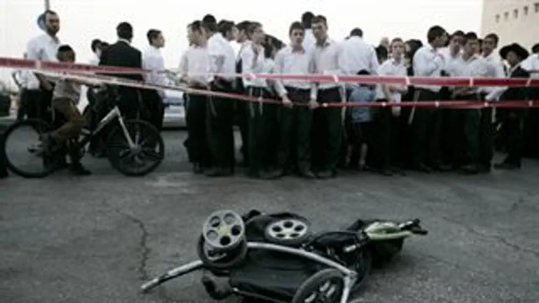 העגלה המעוכה בזירת התאונה