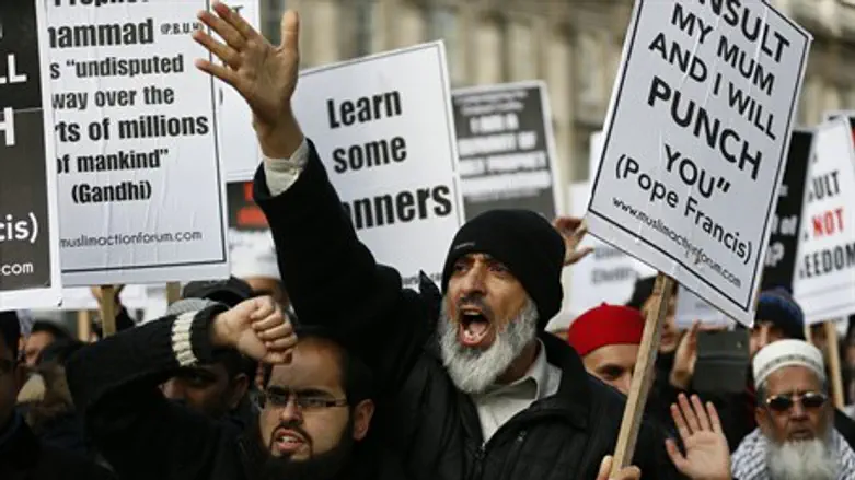 Can the growing influence of a violent minority be stemmed via engagement?