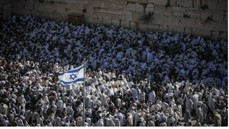 Jews at the Kotel (file)