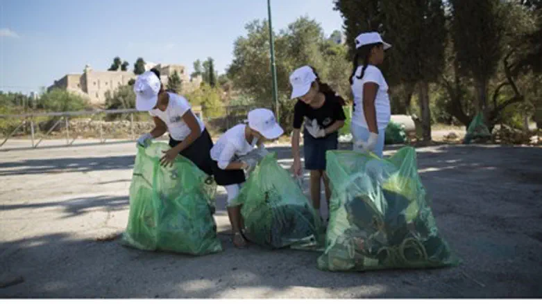 Kids clear garbage at campsite (illustrative)