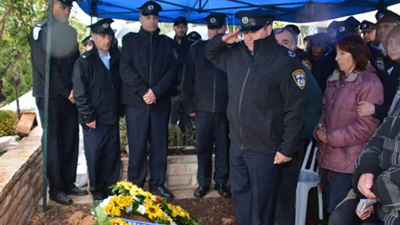 מפקד המחוז מצדיע