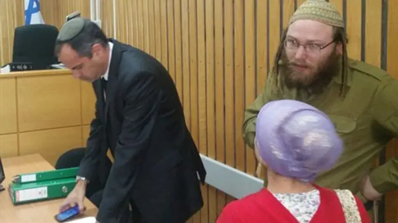 סלע (מימין) בבית המשפט