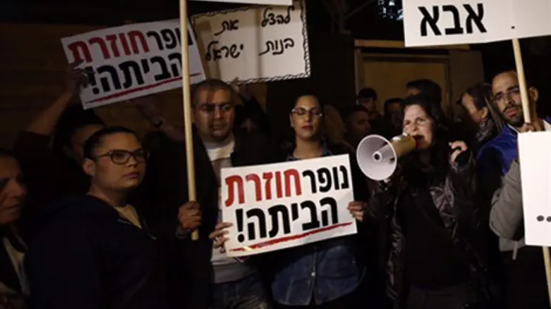 המשפחות מפגינות